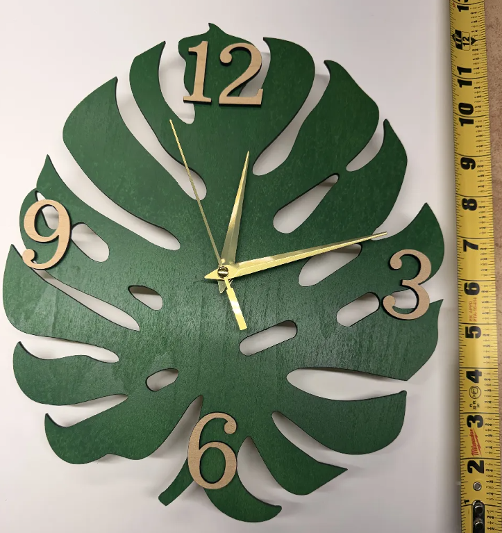 🌿 Rustic Monstera Leaf Clock – Rustic Forest Green With light Woodgrain Numbers Edition
