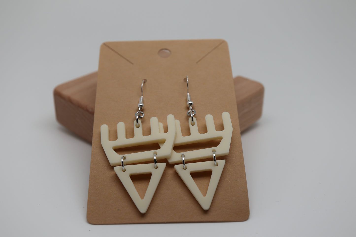 🐾 Bone White səxʷsuxʷ Paws – Laser-Cut Acrylic Earrings