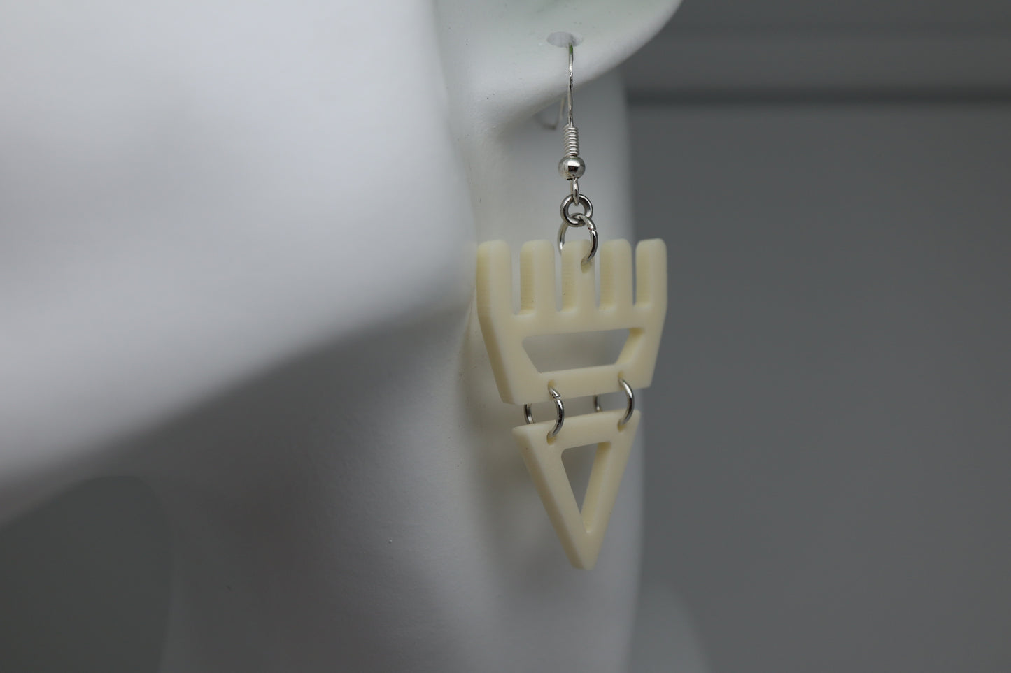 🐾 Bone White səxʷsuxʷ Paws – Laser-Cut Acrylic Earrings