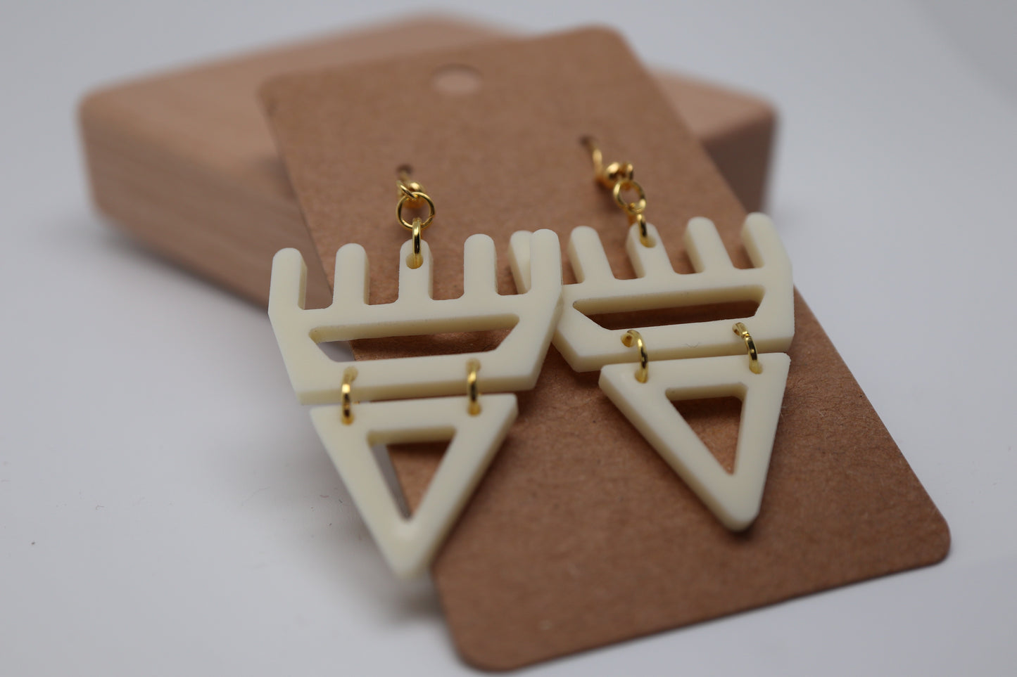 🐾 Bone White səxʷsuxʷ Paws – Laser-Cut Acrylic Earrings