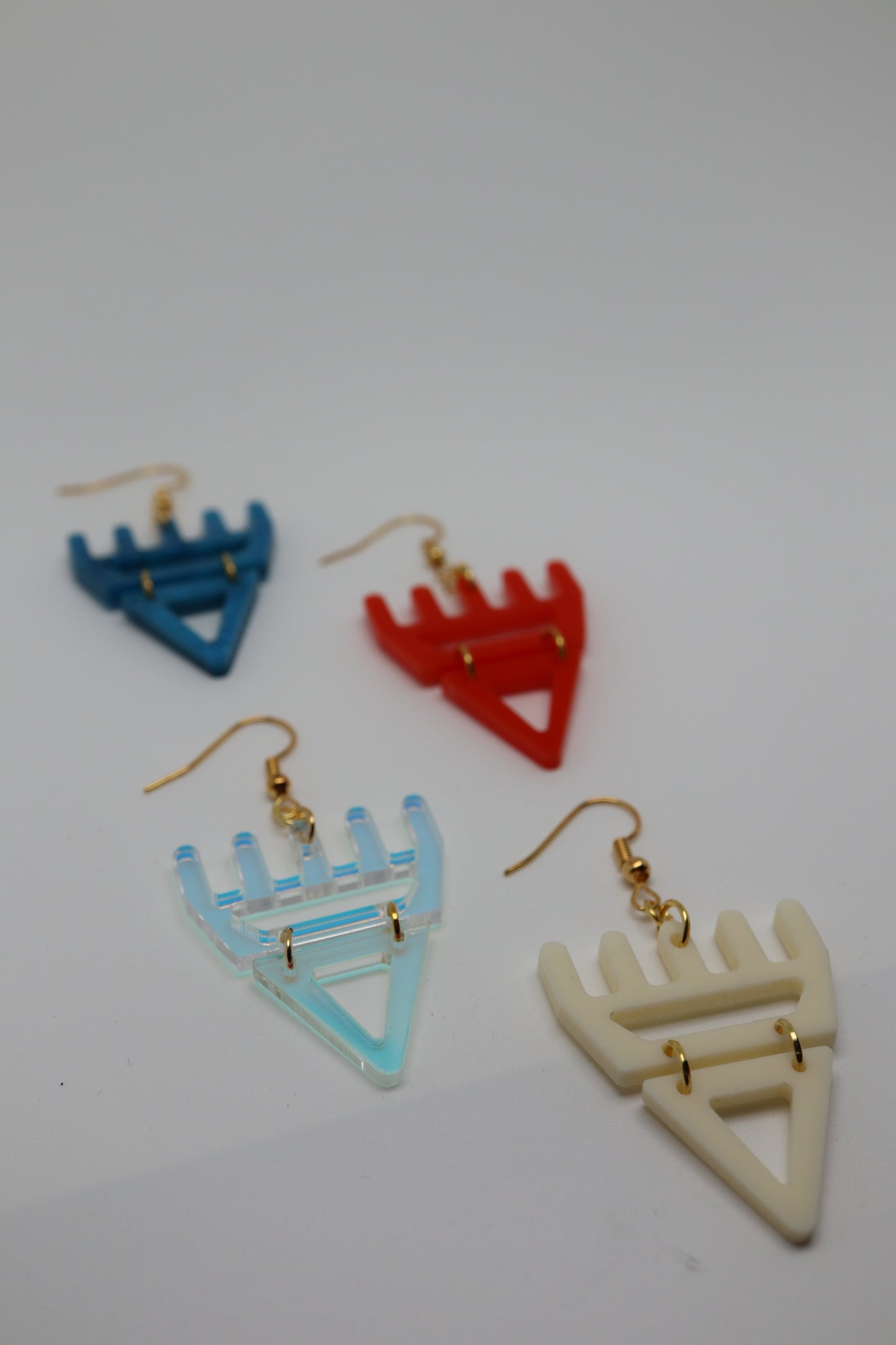 🐾 Bone White səxʷsuxʷ Paws – Laser-Cut Acrylic Earrings